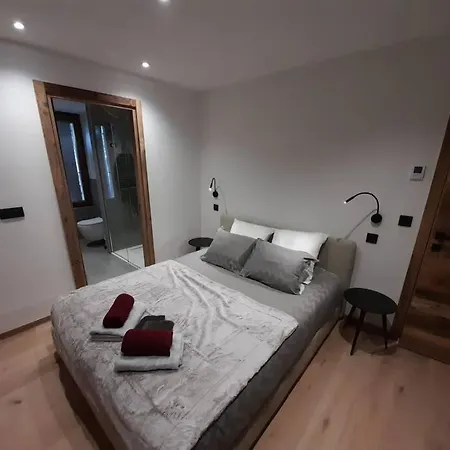 Henriette By Brennus